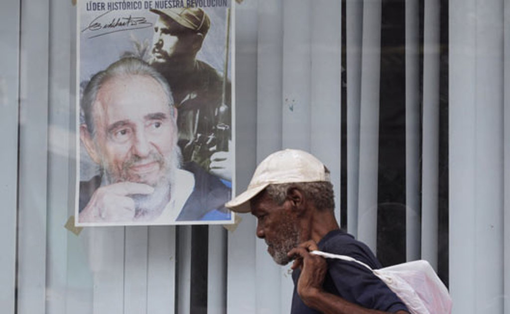 un-cubano-pasa-junto-a-un-cartel-dedicado-al-cumpleanos-de-fidel-castro